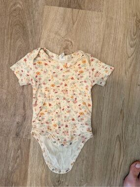 Colored Organics Cream Floral Short-Sleeve Baby Bodysuit